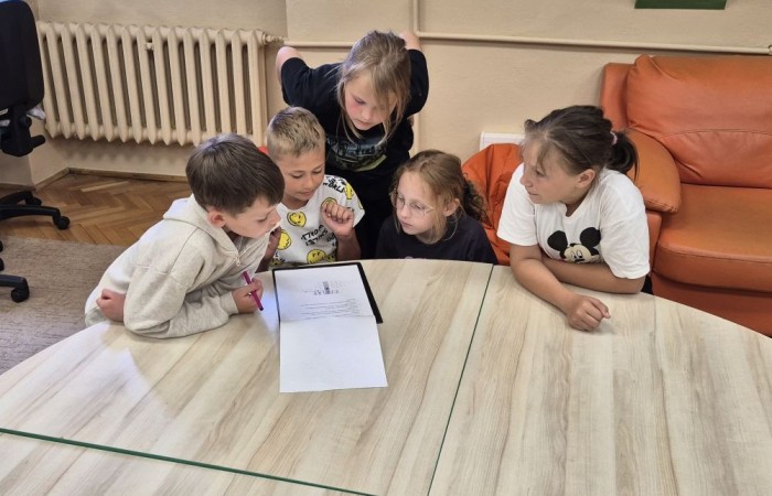 Uczniowie klasy 2B odwiedzili Bibliotekę Publiczną w Pasłęku, gdzie czekała na nich prawdziwa detektywistyczna przygoda z bohaterem znanej lektury – Detektywem Pozytywką.
Dzieci sprawdziły swoją znajomość książki, poznały ciekawostki o autorze – Grzegorzu Kasdepke, a także wzięły udział w quizach i zadaniach zespołowych. Przez chwilę mogły poczuć się jak prawdziwi detektywi – wykazując się nie tylko sprytem i spostrzegawczością, ale też świetną kondycją. Po dniu pełnym wrażeń przyszedł czas na słodki finał – wspólne wyjście na pyszne lody.
Kto wie, może wśród uczniów rosną przyszli następcy detektywa Pozytywki? Jedno jest pewne – pojawili się entuzjastyczni i zaangażowani miłośnicy książek.
