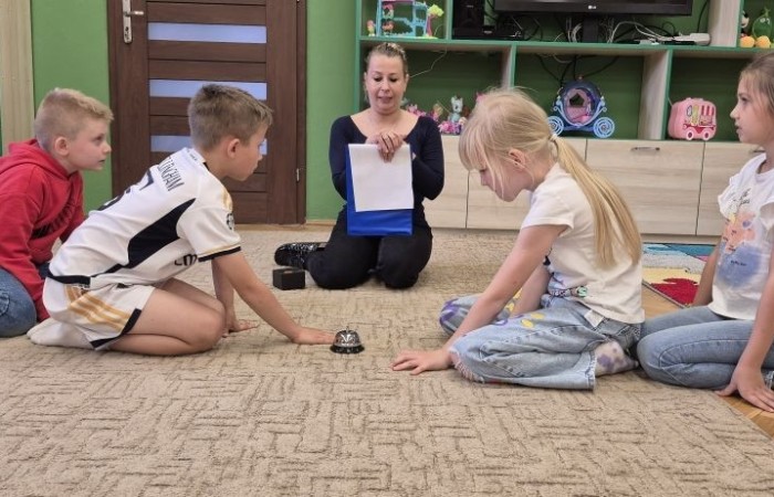 Uczniowie klasy 2B odwiedzili Bibliotekę Publiczną w Pasłęku, gdzie czekała na nich prawdziwa detektywistyczna przygoda z bohaterem znanej lektury – Detektywem Pozytywką.
Dzieci sprawdziły swoją znajomość książki, poznały ciekawostki o autorze – Grzegorzu Kasdepke, a także wzięły udział w quizach i zadaniach zespołowych. Przez chwilę mogły poczuć się jak prawdziwi detektywi – wykazując się nie tylko sprytem i spostrzegawczością, ale też świetną kondycją. Po dniu pełnym wrażeń przyszedł czas na słodki finał – wspólne wyjście na pyszne lody.
Kto wie, może wśród uczniów rosną przyszli następcy detektywa Pozytywki? Jedno jest pewne – pojawili się entuzjastyczni i zaangażowani miłośnicy książek.
