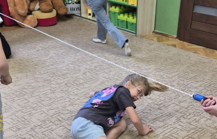 Uczniowie klasy 2B odwiedzili Bibliotekę Publiczną w Pasłęku, gdzie czekała na nich prawdziwa detektywistyczna przygoda z bohaterem znanej lektury – Detektywem Pozytywką.
Dzieci sprawdziły swoją znajomość książki, poznały ciekawostki o autorze – Grzegorzu Kasdepke, a także wzięły udział w quizach i zadaniach zespołowych. Przez chwilę mogły poczuć się jak prawdziwi detektywi – wykazując się nie tylko sprytem i spostrzegawczością, ale też świetną kondycją. Po dniu pełnym wrażeń przyszedł czas na słodki finał – wspólne wyjście na pyszne lody.
Kto wie, może wśród uczniów rosną przyszli następcy detektywa Pozytywki? Jedno jest pewne – pojawili się entuzjastyczni i zaangażowani miłośnicy książek.
