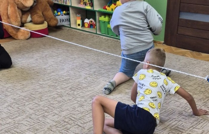 Uczniowie klasy 2B odwiedzili Bibliotekę Publiczną w Pasłęku, gdzie czekała na nich prawdziwa detektywistyczna przygoda z bohaterem znanej lektury – Detektywem Pozytywką.
Dzieci sprawdziły swoją znajomość książki, poznały ciekawostki o autorze – Grzegorzu Kasdepke, a także wzięły udział w quizach i zadaniach zespołowych. Przez chwilę mogły poczuć się jak prawdziwi detektywi – wykazując się nie tylko sprytem i spostrzegawczością, ale też świetną kondycją. Po dniu pełnym wrażeń przyszedł czas na słodki finał – wspólne wyjście na pyszne lody.
Kto wie, może wśród uczniów rosną przyszli następcy detektywa Pozytywki? Jedno jest pewne – pojawili się entuzjastyczni i zaangażowani miłośnicy książek.
