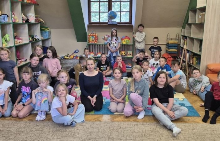 Uczniowie klasy 2B odwiedzili Bibliotekę Publiczną w Pasłęku, gdzie czekała na nich prawdziwa detektywistyczna przygoda z bohaterem znanej lektury – Detektywem Pozytywką.
Dzieci sprawdziły swoją znajomość książki, poznały ciekawostki o autorze – Grzegorzu Kasdepke, a także wzięły udział w quizach i zadaniach zespołowych. Przez chwilę mogły poczuć się jak prawdziwi detektywi – wykazując się nie tylko sprytem i spostrzegawczością, ale też świetną kondycją. Po dniu pełnym wrażeń przyszedł czas na słodki finał – wspólne wyjście na pyszne lody.
Kto wie, może wśród uczniów rosną przyszli następcy detektywa Pozytywki? Jedno jest pewne – pojawili się entuzjastyczni i zaangażowani miłośnicy książek.
