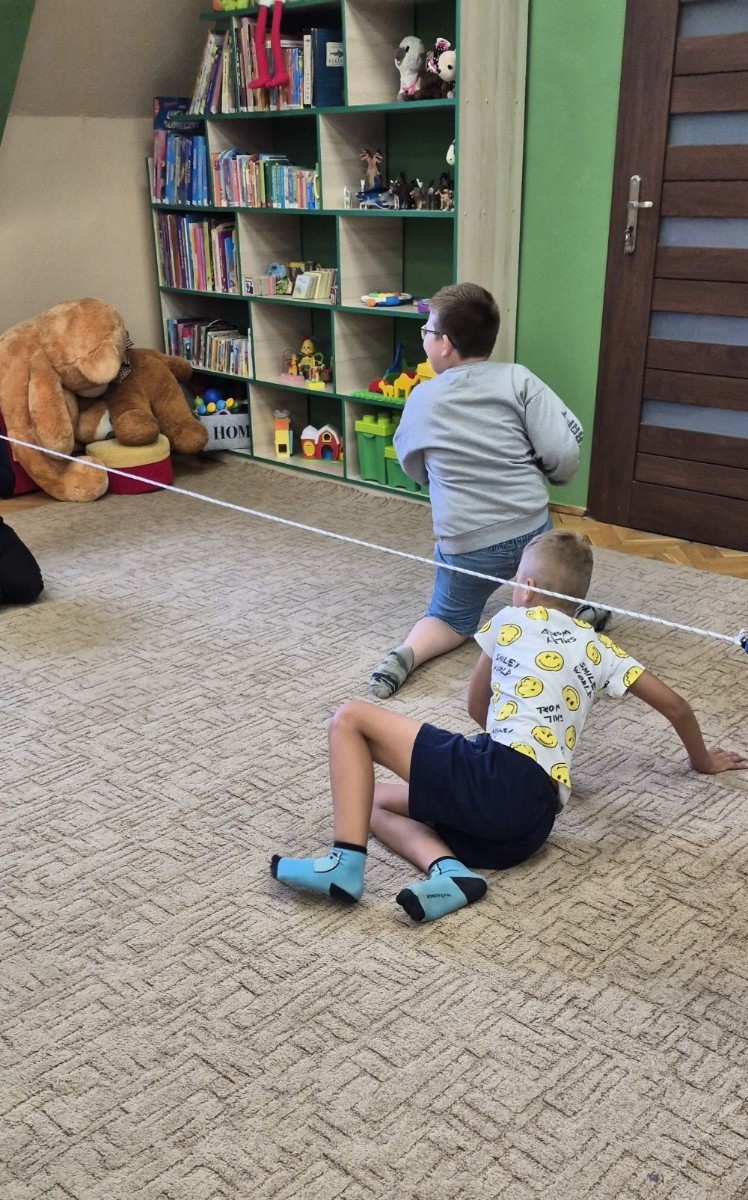 Uczniowie klasy 2B odwiedzili Bibliotekę Publiczną w Pasłęku, gdzie czekała na nich prawdziwa detektywistyczna przygoda z bohaterem znanej lektury – Detektywem Pozytywką.
Dzieci sprawdziły swoją znajomość książki, poznały ciekawostki o autorze – Grzegorzu Kasdepke, a także wzięły udział w quizach i zadaniach zespołowych. Przez chwilę mogły poczuć się jak prawdziwi detektywi – wykazując się nie tylko sprytem i spostrzegawczością, ale też świetną kondycją. Po dniu pełnym wrażeń przyszedł czas na słodki finał – wspólne wyjście na pyszne lody.
Kto wie, może wśród uczniów rosną przyszli następcy detektywa Pozytywki? Jedno jest pewne – pojawili się entuzjastyczni i zaangażowani miłośnicy książek.
