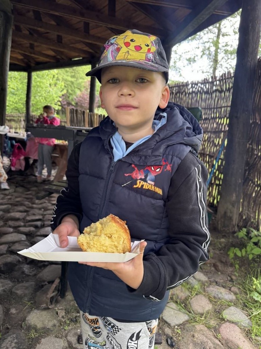 Dnia 11 czerwca grupa przedszkolna ,,Sówki” wybrała się na wycieczkę do gospodarstwa agroturystycznego „Vitalis” położonego w malowniczej miejscowości Zastawno.                          Pogoda niestety nie dopisała, ale za to cała wycieczka okazała się bardzo udana i pełna wrażeń. Po przyjeździe zostaliśmy serdecznie powitani przez właścicieli gospodarstwa, którzy opowiedzieli nam o codziennej pracy na wsi oraz o tym, jak prowadzi się gospodarstwo agroturystyczne. Mieliśmy okazję zobaczyć wiele zwierząt, m.in. kozy, owce, byki, króliki i konie. Niektóre z nich mogliśmy nawet pogłaskać i nakarmić. Dużym zainteresowaniem była dla nas przejażdżka konna oraz przejazd starym traktorem po łące ?.                                                               Na zakończenie dnia zjedliśmy wspólnie ogniskowy posiłek – pieczone kiełbaski smakowały wyśmienicie. Mogliśmy także posmakować świeżo upieczonej pachnącej drożdżówki ?                Był również czas na zabawy na świeżym powietrzu.

Wycieczka do Vitalis była świetną okazją do nauki przez zabawę, a także do odpoczynku w otoczeniu przyrody. Wróciliśmy do domu zadowoleni, z wieloma wspomnieniami i nową wiedzą o życiu na wsi
