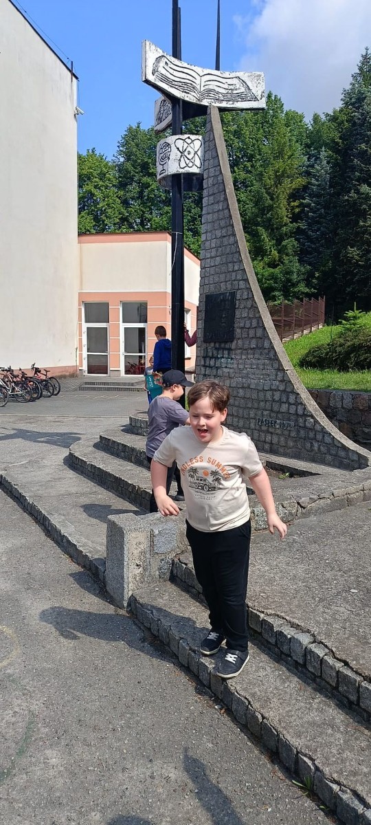 Klasa 1a ruszyła dziś z miarkami krawieckimi na szkolny plac, żeby sprawdzić, ile mierzy… brama, śmietnik i krawężnik. Dzięki praktycznym zajęciom dzieci nie tylko utrwaliły pojęcia związane z długością, ale też świetnie się bawiły mierząc wszystko, co tylko dało się zmierzyć. Takie lekcje to prawdziwa frajda – nauka przez działanie i odkrywanie świata wokół nas.