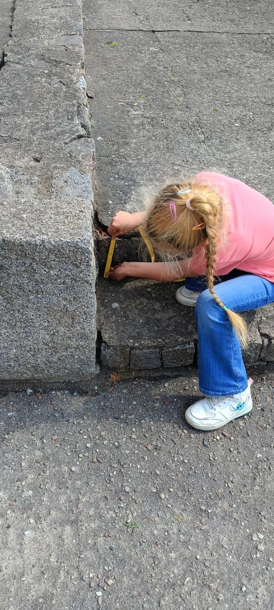 Klasa 1a ruszyła dziś z miarkami krawieckimi na szkolny plac, żeby sprawdzić, ile mierzy… brama, śmietnik i krawężnik. Dzięki praktycznym zajęciom dzieci nie tylko utrwaliły pojęcia związane z długością, ale też świetnie się bawiły mierząc wszystko, co tylko dało się zmierzyć. Takie lekcje to prawdziwa frajda – nauka przez działanie i odkrywanie świata wokół nas.