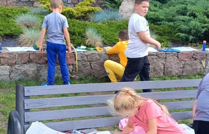 Klasa 1a ruszyła dziś z miarkami krawieckimi na szkolny plac, żeby sprawdzić, ile mierzy… brama, śmietnik i krawężnik. Dzięki praktycznym zajęciom dzieci nie tylko utrwaliły pojęcia związane z długością, ale też świetnie się bawiły mierząc wszystko, co tylko dało się zmierzyć. Takie lekcje to prawdziwa frajda – nauka przez działanie i odkrywanie świata wokół nas.