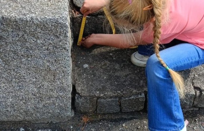 Klasa 1a ruszyła dziś z miarkami krawieckimi na szkolny plac, żeby sprawdzić, ile mierzy… brama, śmietnik i krawężnik. Dzięki praktycznym zajęciom dzieci nie tylko utrwaliły pojęcia związane z długością, ale też świetnie się bawiły mierząc wszystko, co tylko dało się zmierzyć. Takie lekcje to prawdziwa frajda – nauka przez działanie i odkrywanie świata wokół nas.