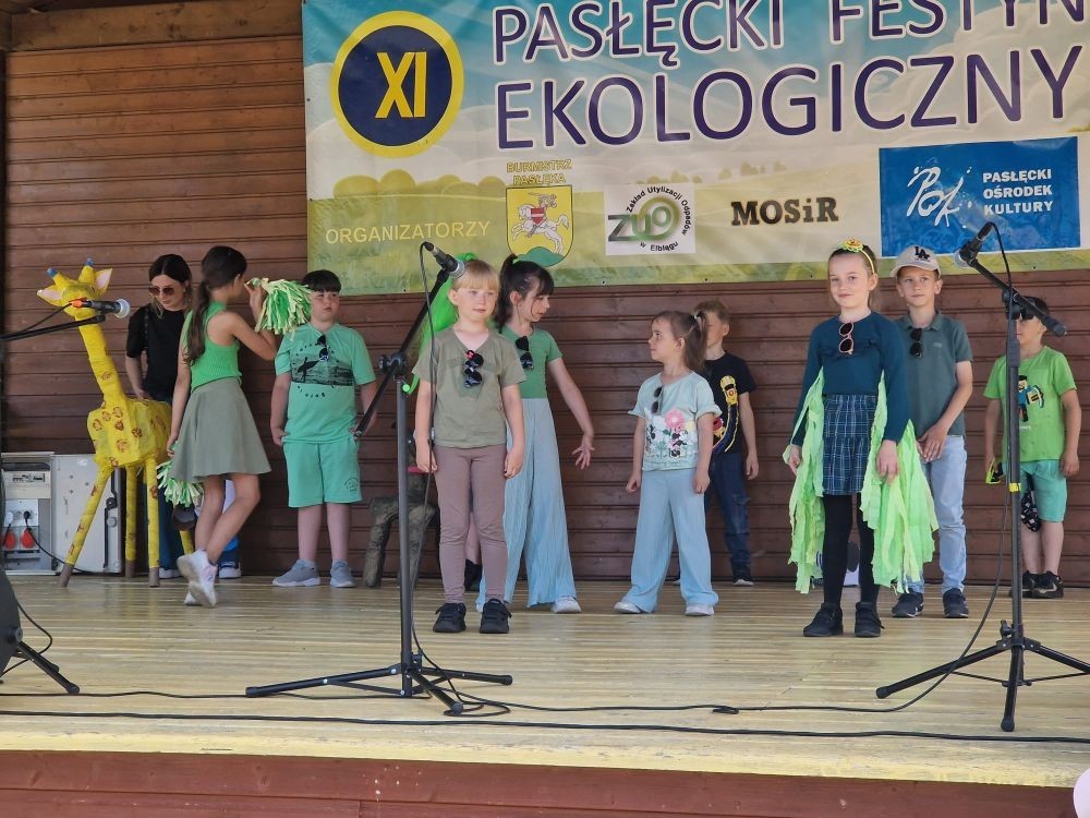 W sobotę nasi pierwszoklasiści z dumą reprezentowali szkołę podczas XI Pasłęckiego Festynu Ekologicznego. Dzieci zaprezentowały krótką, ale niezwykle uroczą część artystyczną, która spotkała się z ciepłym przyjęciem publiczności. Serdecznie dziękujemy wszystkim uczniom za ich zaangażowanie, uśmiechy i wspaniałe występy – jesteśmy z Was bardzo dumni. Ogromne podziękowania kierujemy również do Rodziców, którzy poświęcili swój czas, pomogli w przygotowaniach i wspierali swoje pociechy podczas wydarzenia. Wasza obecność i pomoc są dla nas nieocenione. Dziękujemy, że razem tworzymy piękne wspomnienia i uczymy się dbać o naszą planetę.