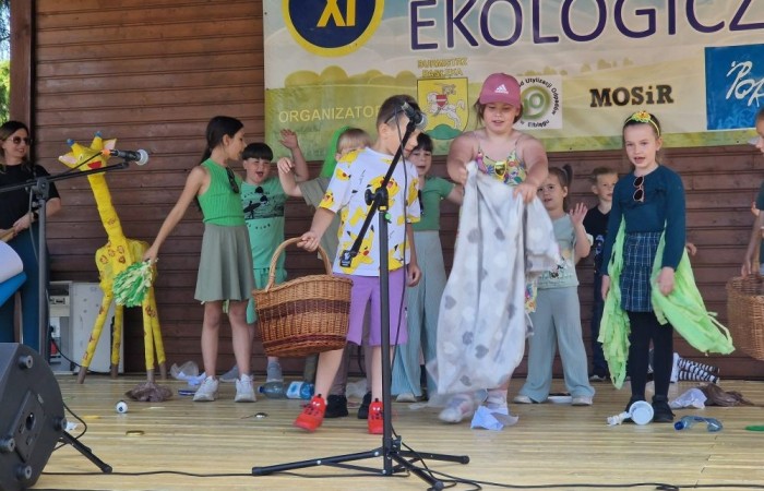 W sobotę nasi pierwszoklasiści z dumą reprezentowali szkołę podczas XI Pasłęckiego Festynu Ekologicznego. Dzieci zaprezentowały krótką, ale niezwykle uroczą część artystyczną, która spotkała się z ciepłym przyjęciem publiczności. Serdecznie dziękujemy wszystkim uczniom za ich zaangażowanie, uśmiechy i wspaniałe występy – jesteśmy z Was bardzo dumni. Ogromne podziękowania kierujemy również do Rodziców, którzy poświęcili swój czas, pomogli w przygotowaniach i wspierali swoje pociechy podczas wydarzenia. Wasza obecność i pomoc są dla nas nieocenione. Dziękujemy, że razem tworzymy piękne wspomnienia i uczymy się dbać o naszą planetę.
