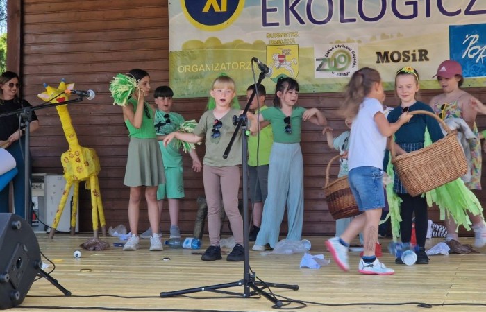 W sobotę nasi pierwszoklasiści z dumą reprezentowali szkołę podczas XI Pasłęckiego Festynu Ekologicznego. Dzieci zaprezentowały krótką, ale niezwykle uroczą część artystyczną, która spotkała się z ciepłym przyjęciem publiczności. Serdecznie dziękujemy wszystkim uczniom za ich zaangażowanie, uśmiechy i wspaniałe występy – jesteśmy z Was bardzo dumni. Ogromne podziękowania kierujemy również do Rodziców, którzy poświęcili swój czas, pomogli w przygotowaniach i wspierali swoje pociechy podczas wydarzenia. Wasza obecność i pomoc są dla nas nieocenione. Dziękujemy, że razem tworzymy piękne wspomnienia i uczymy się dbać o naszą planetę.