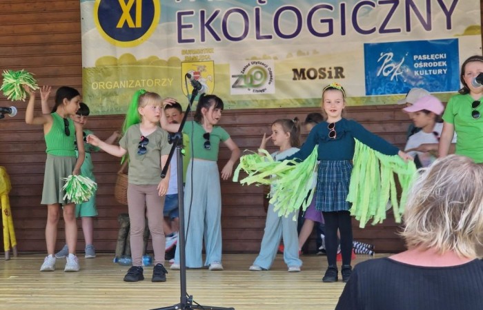 W sobotę nasi pierwszoklasiści z dumą reprezentowali szkołę podczas XI Pasłęckiego Festynu Ekologicznego. Dzieci zaprezentowały krótką, ale niezwykle uroczą część artystyczną, która spotkała się z ciepłym przyjęciem publiczności. Serdecznie dziękujemy wszystkim uczniom za ich zaangażowanie, uśmiechy i wspaniałe występy – jesteśmy z Was bardzo dumni. Ogromne podziękowania kierujemy również do Rodziców, którzy poświęcili swój czas, pomogli w przygotowaniach i wspierali swoje pociechy podczas wydarzenia. Wasza obecność i pomoc są dla nas nieocenione. Dziękujemy, że razem tworzymy piękne wspomnienia i uczymy się dbać o naszą planetę.