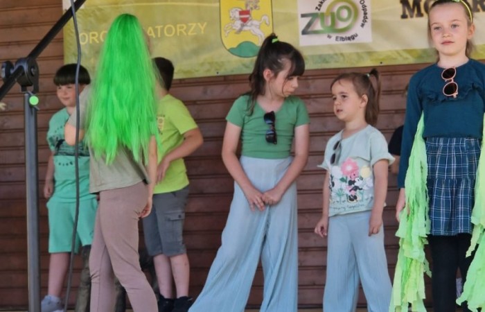 W sobotę nasi pierwszoklasiści z dumą reprezentowali szkołę podczas XI Pasłęckiego Festynu Ekologicznego. Dzieci zaprezentowały krótką, ale niezwykle uroczą część artystyczną, która spotkała się z ciepłym przyjęciem publiczności. Serdecznie dziękujemy wszystkim uczniom za ich zaangażowanie, uśmiechy i wspaniałe występy – jesteśmy z Was bardzo dumni. Ogromne podziękowania kierujemy również do Rodziców, którzy poświęcili swój czas, pomogli w przygotowaniach i wspierali swoje pociechy podczas wydarzenia. Wasza obecność i pomoc są dla nas nieocenione. Dziękujemy, że razem tworzymy piękne wspomnienia i uczymy się dbać o naszą planetę.