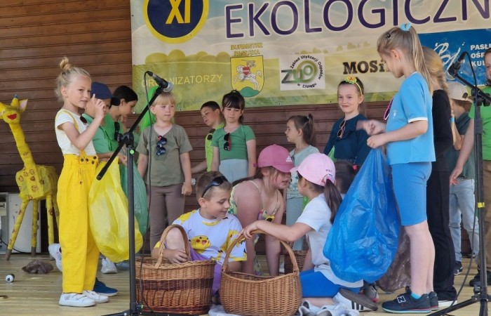 W sobotę nasi pierwszoklasiści z dumą reprezentowali szkołę podczas XI Pasłęckiego Festynu Ekologicznego. Dzieci zaprezentowały krótką, ale niezwykle uroczą część artystyczną, która spotkała się z ciepłym przyjęciem publiczności. Serdecznie dziękujemy wszystkim uczniom za ich zaangażowanie, uśmiechy i wspaniałe występy – jesteśmy z Was bardzo dumni. Ogromne podziękowania kierujemy również do Rodziców, którzy poświęcili swój czas, pomogli w przygotowaniach i wspierali swoje pociechy podczas wydarzenia. Wasza obecność i pomoc są dla nas nieocenione. Dziękujemy, że razem tworzymy piękne wspomnienia i uczymy się dbać o naszą planetę.