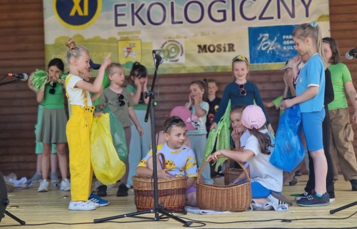 W sobotę nasi pierwszoklasiści z dumą reprezentowali szkołę podczas XI Pasłęckiego Festynu Ekologicznego. Dzieci zaprezentowały krótką, ale niezwykle uroczą część artystyczną, która spotkała się z ciepłym przyjęciem publiczności. Serdecznie dziękujemy wszystkim uczniom za ich zaangażowanie, uśmiechy i wspaniałe występy – jesteśmy z Was bardzo dumni. Ogromne podziękowania kierujemy również do Rodziców, którzy poświęcili swój czas, pomogli w przygotowaniach i wspierali swoje pociechy podczas wydarzenia. Wasza obecność i pomoc są dla nas nieocenione. Dziękujemy, że razem tworzymy piękne wspomnienia i uczymy się dbać o naszą planetę.