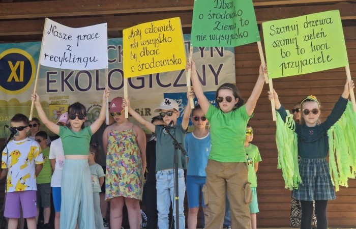 W sobotę nasi pierwszoklasiści z dumą reprezentowali szkołę podczas XI Pasłęckiego Festynu Ekologicznego. Dzieci zaprezentowały krótką, ale niezwykle uroczą część artystyczną, która spotkała się z ciepłym przyjęciem publiczności. Serdecznie dziękujemy wszystkim uczniom za ich zaangażowanie, uśmiechy i wspaniałe występy – jesteśmy z Was bardzo dumni. Ogromne podziękowania kierujemy również do Rodziców, którzy poświęcili swój czas, pomogli w przygotowaniach i wspierali swoje pociechy podczas wydarzenia. Wasza obecność i pomoc są dla nas nieocenione. Dziękujemy, że razem tworzymy piękne wspomnienia i uczymy się dbać o naszą planetę.