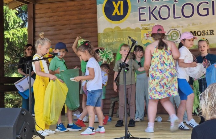 W sobotę nasi pierwszoklasiści z dumą reprezentowali szkołę podczas XI Pasłęckiego Festynu Ekologicznego. Dzieci zaprezentowały krótką, ale niezwykle uroczą część artystyczną, która spotkała się z ciepłym przyjęciem publiczności. Serdecznie dziękujemy wszystkim uczniom za ich zaangażowanie, uśmiechy i wspaniałe występy – jesteśmy z Was bardzo dumni. Ogromne podziękowania kierujemy również do Rodziców, którzy poświęcili swój czas, pomogli w przygotowaniach i wspierali swoje pociechy podczas wydarzenia. Wasza obecność i pomoc są dla nas nieocenione. Dziękujemy, że razem tworzymy piękne wspomnienia i uczymy się dbać o naszą planetę.