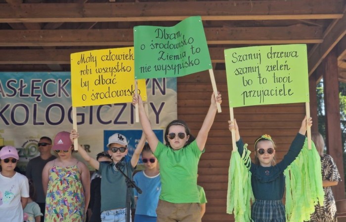 W sobotę nasi pierwszoklasiści z dumą reprezentowali szkołę podczas XI Pasłęckiego Festynu Ekologicznego. Dzieci zaprezentowały krótką, ale niezwykle uroczą część artystyczną, która spotkała się z ciepłym przyjęciem publiczności. Serdecznie dziękujemy wszystkim uczniom za ich zaangażowanie, uśmiechy i wspaniałe występy – jesteśmy z Was bardzo dumni. Ogromne podziękowania kierujemy również do Rodziców, którzy poświęcili swój czas, pomogli w przygotowaniach i wspierali swoje pociechy podczas wydarzenia. Wasza obecność i pomoc są dla nas nieocenione. Dziękujemy, że razem tworzymy piękne wspomnienia i uczymy się dbać o naszą planetę.