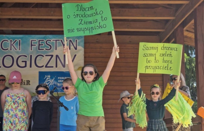 W sobotę nasi pierwszoklasiści z dumą reprezentowali szkołę podczas XI Pasłęckiego Festynu Ekologicznego. Dzieci zaprezentowały krótką, ale niezwykle uroczą część artystyczną, która spotkała się z ciepłym przyjęciem publiczności. Serdecznie dziękujemy wszystkim uczniom za ich zaangażowanie, uśmiechy i wspaniałe występy – jesteśmy z Was bardzo dumni. Ogromne podziękowania kierujemy również do Rodziców, którzy poświęcili swój czas, pomogli w przygotowaniach i wspierali swoje pociechy podczas wydarzenia. Wasza obecność i pomoc są dla nas nieocenione. Dziękujemy, że razem tworzymy piękne wspomnienia i uczymy się dbać o naszą planetę.