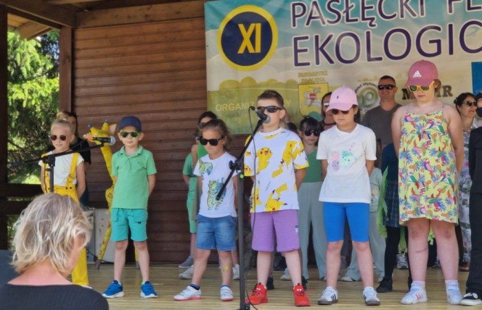 W sobotę nasi pierwszoklasiści z dumą reprezentowali szkołę podczas XI Pasłęckiego Festynu Ekologicznego. Dzieci zaprezentowały krótką, ale niezwykle uroczą część artystyczną, która spotkała się z ciepłym przyjęciem publiczności. Serdecznie dziękujemy wszystkim uczniom za ich zaangażowanie, uśmiechy i wspaniałe występy – jesteśmy z Was bardzo dumni. Ogromne podziękowania kierujemy również do Rodziców, którzy poświęcili swój czas, pomogli w przygotowaniach i wspierali swoje pociechy podczas wydarzenia. Wasza obecność i pomoc są dla nas nieocenione. Dziękujemy, że razem tworzymy piękne wspomnienia i uczymy się dbać o naszą planetę.