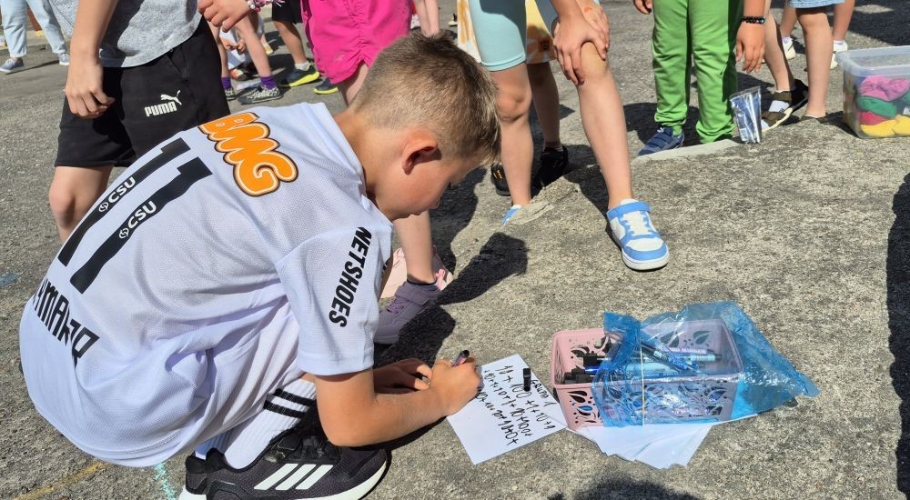 Dziś uczniowie klasy 2b wybrali się na plac przed szkołę, gdzie połączyli przyjemne z pożytecznym. Podczas zabawy w rzuty woreczkiem do celu dzieci nie tylko świetnie się bawiły, ale również ćwiczyły swoją sprawność rachunkową – dodając zdobyte przez grupy punkty.  Radość, ruch i nauka w jednym – właśnie tak lubimy się uczyć.
