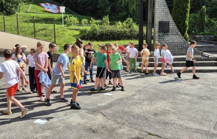 Dziś uczniowie klasy 2b wybrali się na plac przed szkołę, gdzie połączyli przyjemne z pożytecznym. Podczas zabawy w rzuty woreczkiem do celu dzieci nie tylko świetnie się bawiły, ale również ćwiczyły swoją sprawność rachunkową – dodając zdobyte przez grupy punkty.  Radość, ruch i nauka w jednym – właśnie tak lubimy się uczyć.