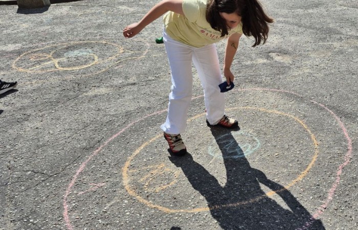 Dziś uczniowie klasy 2b wybrali się na plac przed szkołę, gdzie połączyli przyjemne z pożytecznym. Podczas zabawy w rzuty woreczkiem do celu dzieci nie tylko świetnie się bawiły, ale również ćwiczyły swoją sprawność rachunkową – dodając zdobyte przez grupy punkty.  Radość, ruch i nauka w jednym – właśnie tak lubimy się uczyć.