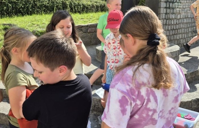 Dziś uczniowie klasy 2b wybrali się na plac przed szkołę, gdzie połączyli przyjemne z pożytecznym. Podczas zabawy w rzuty woreczkiem do celu dzieci nie tylko świetnie się bawiły, ale również ćwiczyły swoją sprawność rachunkową – dodając zdobyte przez grupy punkty.  Radość, ruch i nauka w jednym – właśnie tak lubimy się uczyć.