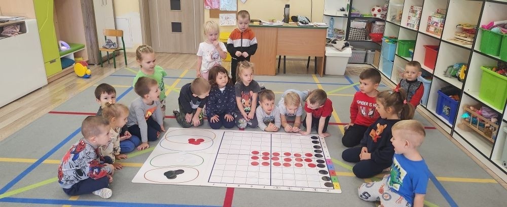 W roku szkolnym 2024/2025 dzieci z grupy :”Zajączki”, „Leśne Skrzaty „ oraz „Sówki” z oddziałów przedszkolnych w SP2 uczestniczyły w zajęciach z kodowania na dywanie. Celem zajęć było rozwijanie logicznego myślenia , umiejętności planowania oraz współpracy w grupie. Zajęcia odbywały się za pomocą gier i zabaw ruchowych z wykorzystaniem maty do kodowania, kolorowych kubków, strzałek kierunkowych, obrazków oraz kart pracy. Dzieci uczyły się orientacji w przestrzeni, odczytywania kodów oraz formułowania poleceń. Zajęcia z kodowania cieszyły się dużym zainteresowaniem i sprawiły dzieciom wiele radości.