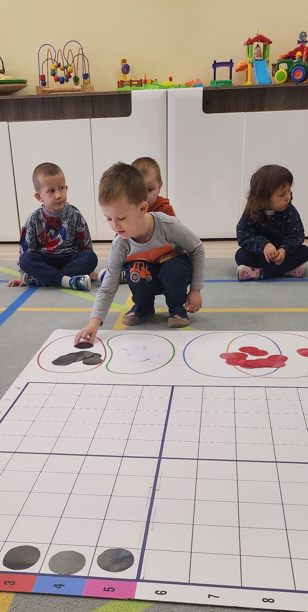 W roku szkolnym 2024/2025 dzieci z grupy :”Zajączki”, „Leśne Skrzaty „ oraz „Sówki” z oddziałów przedszkolnych w SP2 uczestniczyły w zajęciach z kodowania na dywanie. Celem zajęć było rozwijanie logicznego myślenia , umiejętności planowania oraz współpracy w grupie. Zajęcia odbywały się za pomocą gier i zabaw ruchowych z wykorzystaniem maty do kodowania, kolorowych kubków, strzałek kierunkowych, obrazków oraz kart pracy. Dzieci uczyły się orientacji w przestrzeni, odczytywania kodów oraz formułowania poleceń. Zajęcia z kodowania cieszyły się dużym zainteresowaniem i sprawiły dzieciom wiele radości.