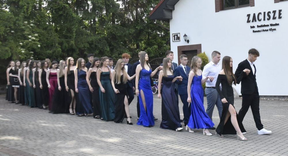 Dnia 12 czerwca odbył się wieczorek klas ósmych. Tego dnia wszyscy uczniowie mieli okazję poczuć się jak gwiazdy na parkiecie, zaczynając od tradycyjnego poloneza. Pięknie ułożone kroki i elegancka atmosfera wprowadziły wszystkich w klimat tej wyjątkowej nocy. Tuż po tanecznym wstępie zabawa rozkręciła się na dobre. DJ zapewnił gorące hity, które porwały wszystkich do tańca. Uczniowie świetnie się bawili, a zdjęcia i filmy stanowią teraz pamiątkę, do której miejmy nadzieję  będą  wracać z uśmiechem przez lata. Wieczorek ósmych klas to nie tylko zabawa, ale także symboliczna chwila pożegnania z Dwójką.