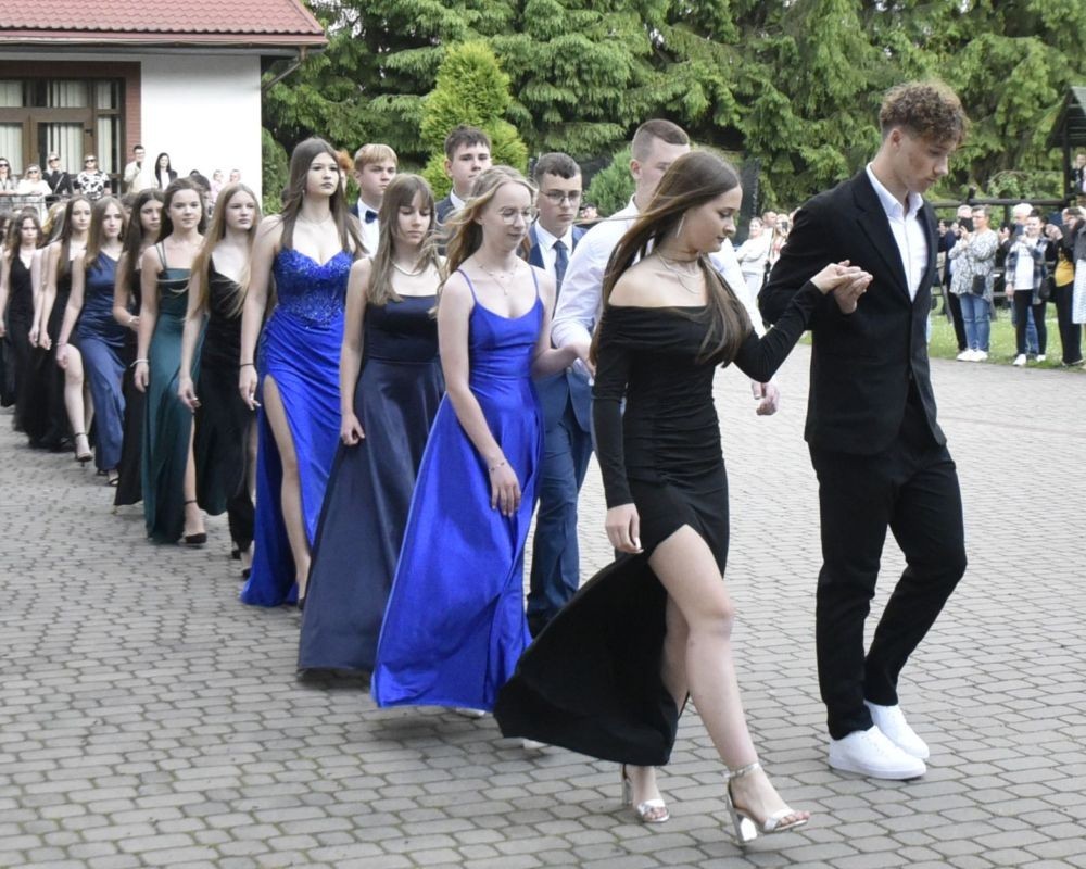 Dnia 12 czerwca odbył się wieczorek klas ósmych. Tego dnia wszyscy uczniowie mieli okazję poczuć się jak gwiazdy na parkiecie, zaczynając od tradycyjnego poloneza. Pięknie ułożone kroki i elegancka atmosfera wprowadziły wszystkich w klimat tej wyjątkowej nocy. Tuż po tanecznym wstępie zabawa rozkręciła się na dobre. DJ zapewnił gorące hity, które porwały wszystkich do tańca. Uczniowie świetnie się bawili, a zdjęcia i filmy stanowią teraz pamiątkę, do której miejmy nadzieję  będą  wracać z uśmiechem przez lata. Wieczorek ósmych klas to nie tylko zabawa, ale także symboliczna chwila pożegnania z Dwójką.