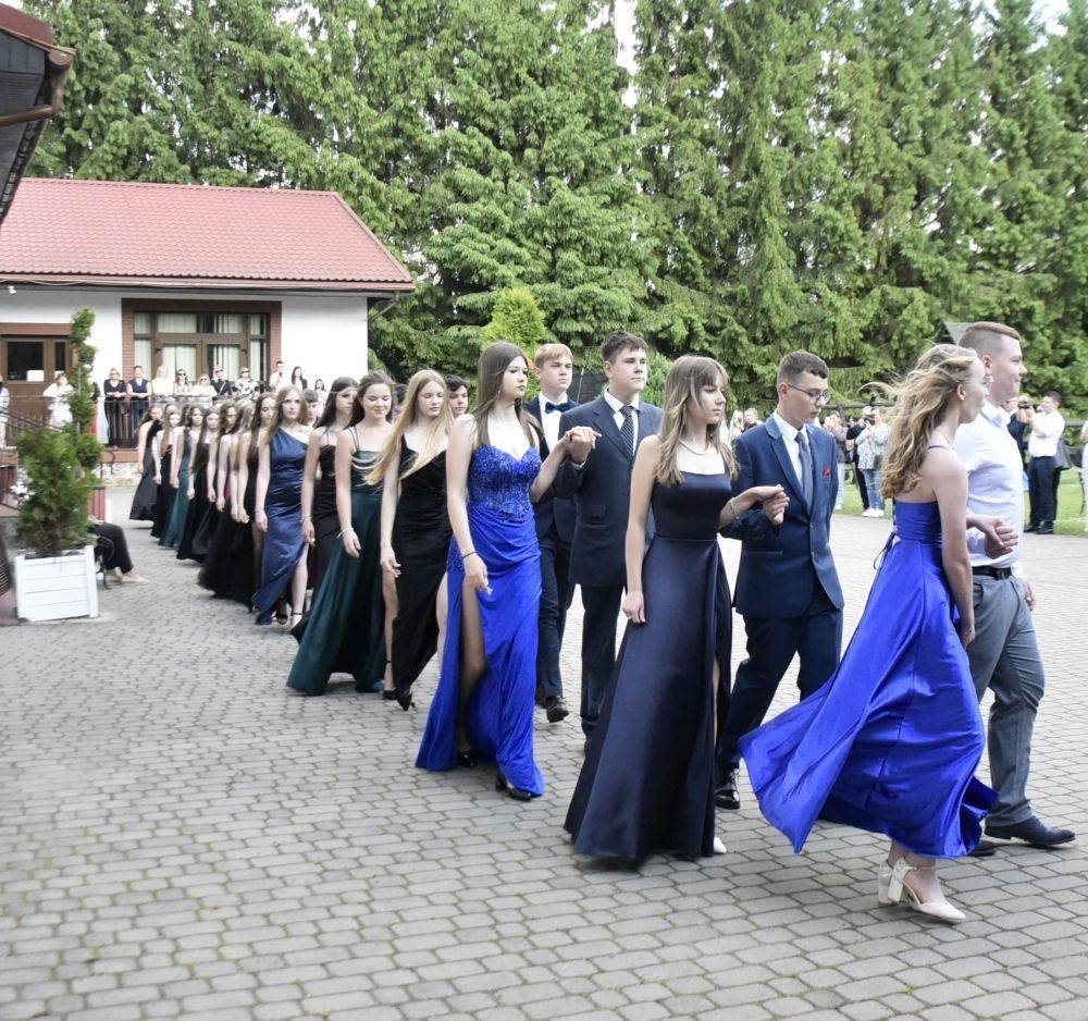 Dnia 12 czerwca odbył się wieczorek klas ósmych. Tego dnia wszyscy uczniowie mieli okazję poczuć się jak gwiazdy na parkiecie, zaczynając od tradycyjnego poloneza. Pięknie ułożone kroki i elegancka atmosfera wprowadziły wszystkich w klimat tej wyjątkowej nocy. Tuż po tanecznym wstępie zabawa rozkręciła się na dobre. DJ zapewnił gorące hity, które porwały wszystkich do tańca. Uczniowie świetnie się bawili, a zdjęcia i filmy stanowią teraz pamiątkę, do której miejmy nadzieję  będą  wracać z uśmiechem przez lata. Wieczorek ósmych klas to nie tylko zabawa, ale także symboliczna chwila pożegnania z Dwójką.