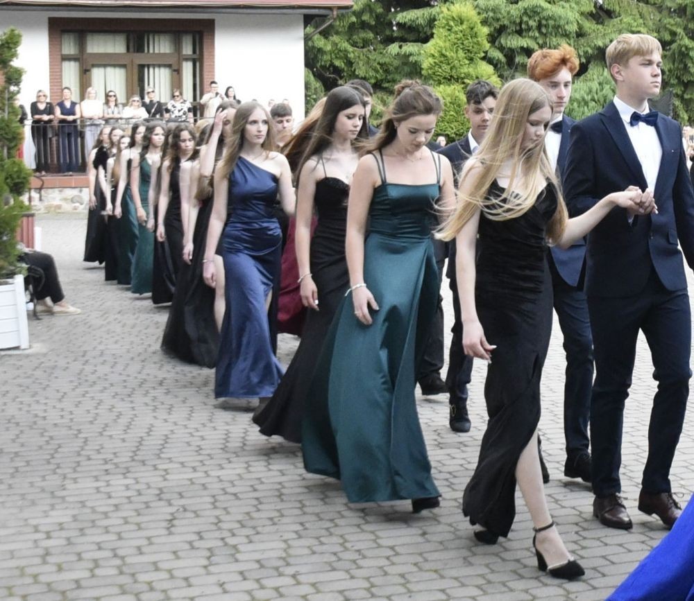 Dnia 12 czerwca odbył się wieczorek klas ósmych. Tego dnia wszyscy uczniowie mieli okazję poczuć się jak gwiazdy na parkiecie, zaczynając od tradycyjnego poloneza. Pięknie ułożone kroki i elegancka atmosfera wprowadziły wszystkich w klimat tej wyjątkowej nocy. Tuż po tanecznym wstępie zabawa rozkręciła się na dobre. DJ zapewnił gorące hity, które porwały wszystkich do tańca. Uczniowie świetnie się bawili, a zdjęcia i filmy stanowią teraz pamiątkę, do której miejmy nadzieję  będą  wracać z uśmiechem przez lata. Wieczorek ósmych klas to nie tylko zabawa, ale także symboliczna chwila pożegnania z Dwójką.