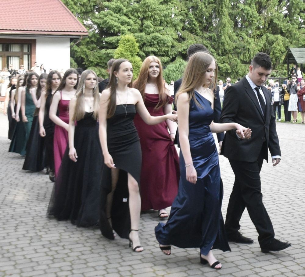 Dnia 12 czerwca odbył się wieczorek klas ósmych. Tego dnia wszyscy uczniowie mieli okazję poczuć się jak gwiazdy na parkiecie, zaczynając od tradycyjnego poloneza. Pięknie ułożone kroki i elegancka atmosfera wprowadziły wszystkich w klimat tej wyjątkowej nocy. Tuż po tanecznym wstępie zabawa rozkręciła się na dobre. DJ zapewnił gorące hity, które porwały wszystkich do tańca. Uczniowie świetnie się bawili, a zdjęcia i filmy stanowią teraz pamiątkę, do której miejmy nadzieję  będą  wracać z uśmiechem przez lata. Wieczorek ósmych klas to nie tylko zabawa, ale także symboliczna chwila pożegnania z Dwójką.