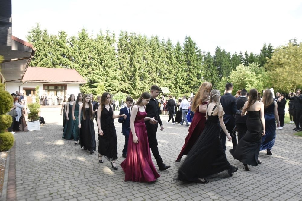 Dnia 12 czerwca odbył się wieczorek klas ósmych. Tego dnia wszyscy uczniowie mieli okazję poczuć się jak gwiazdy na parkiecie, zaczynając od tradycyjnego poloneza. Pięknie ułożone kroki i elegancka atmosfera wprowadziły wszystkich w klimat tej wyjątkowej nocy. Tuż po tanecznym wstępie zabawa rozkręciła się na dobre. DJ zapewnił gorące hity, które porwały wszystkich do tańca. Uczniowie świetnie się bawili, a zdjęcia i filmy stanowią teraz pamiątkę, do której miejmy nadzieję  będą  wracać z uśmiechem przez lata. Wieczorek ósmych klas to nie tylko zabawa, ale także symboliczna chwila pożegnania z Dwójką.