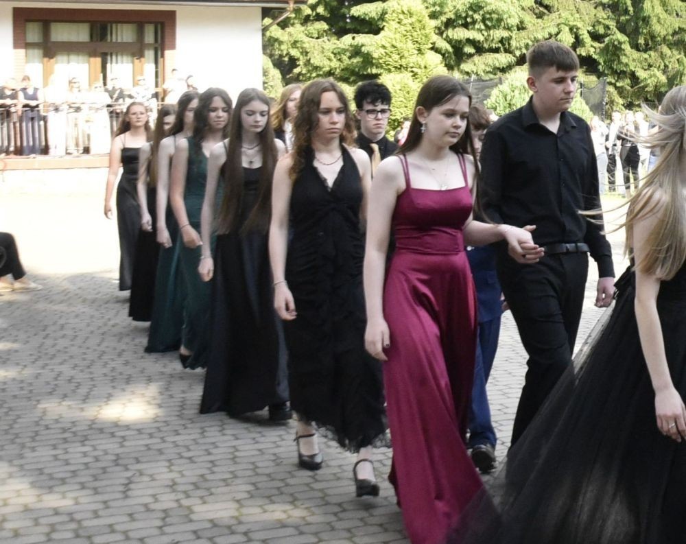Dnia 12 czerwca odbył się wieczorek klas ósmych. Tego dnia wszyscy uczniowie mieli okazję poczuć się jak gwiazdy na parkiecie, zaczynając od tradycyjnego poloneza. Pięknie ułożone kroki i elegancka atmosfera wprowadziły wszystkich w klimat tej wyjątkowej nocy. Tuż po tanecznym wstępie zabawa rozkręciła się na dobre. DJ zapewnił gorące hity, które porwały wszystkich do tańca. Uczniowie świetnie się bawili, a zdjęcia i filmy stanowią teraz pamiątkę, do której miejmy nadzieję  będą  wracać z uśmiechem przez lata. Wieczorek ósmych klas to nie tylko zabawa, ale także symboliczna chwila pożegnania z Dwójką.