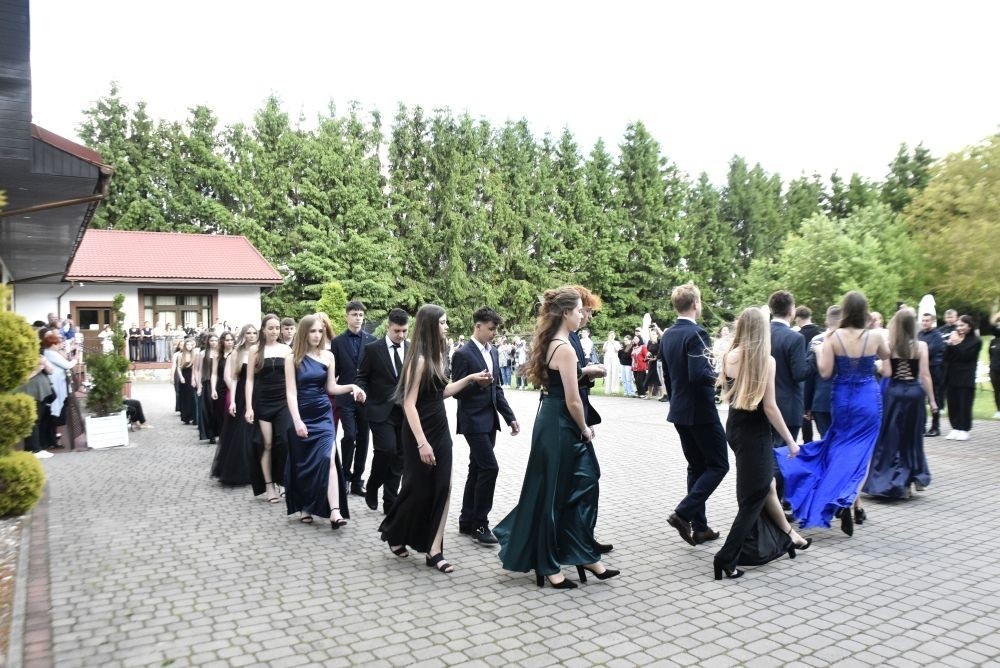 Dnia 12 czerwca odbył się wieczorek klas ósmych. Tego dnia wszyscy uczniowie mieli okazję poczuć się jak gwiazdy na parkiecie, zaczynając od tradycyjnego poloneza. Pięknie ułożone kroki i elegancka atmosfera wprowadziły wszystkich w klimat tej wyjątkowej nocy. Tuż po tanecznym wstępie zabawa rozkręciła się na dobre. DJ zapewnił gorące hity, które porwały wszystkich do tańca. Uczniowie świetnie się bawili, a zdjęcia i filmy stanowią teraz pamiątkę, do której miejmy nadzieję  będą  wracać z uśmiechem przez lata. Wieczorek ósmych klas to nie tylko zabawa, ale także symboliczna chwila pożegnania z Dwójką.