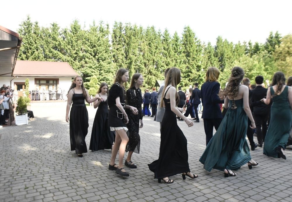 Dnia 12 czerwca odbył się wieczorek klas ósmych. Tego dnia wszyscy uczniowie mieli okazję poczuć się jak gwiazdy na parkiecie, zaczynając od tradycyjnego poloneza. Pięknie ułożone kroki i elegancka atmosfera wprowadziły wszystkich w klimat tej wyjątkowej nocy. Tuż po tanecznym wstępie zabawa rozkręciła się na dobre. DJ zapewnił gorące hity, które porwały wszystkich do tańca. Uczniowie świetnie się bawili, a zdjęcia i filmy stanowią teraz pamiątkę, do której miejmy nadzieję  będą  wracać z uśmiechem przez lata. Wieczorek ósmych klas to nie tylko zabawa, ale także symboliczna chwila pożegnania z Dwójką.
