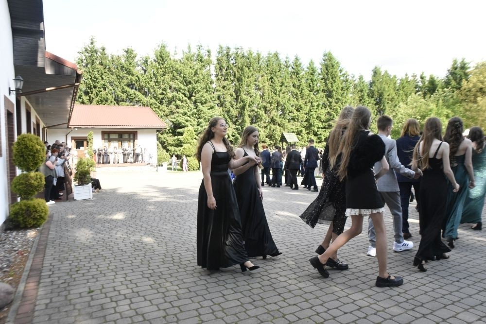 Dnia 12 czerwca odbył się wieczorek klas ósmych. Tego dnia wszyscy uczniowie mieli okazję poczuć się jak gwiazdy na parkiecie, zaczynając od tradycyjnego poloneza. Pięknie ułożone kroki i elegancka atmosfera wprowadziły wszystkich w klimat tej wyjątkowej nocy. Tuż po tanecznym wstępie zabawa rozkręciła się na dobre. DJ zapewnił gorące hity, które porwały wszystkich do tańca. Uczniowie świetnie się bawili, a zdjęcia i filmy stanowią teraz pamiątkę, do której miejmy nadzieję  będą  wracać z uśmiechem przez lata. Wieczorek ósmych klas to nie tylko zabawa, ale także symboliczna chwila pożegnania z Dwójką.