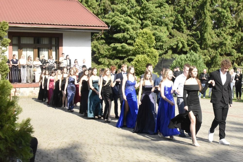 Dnia 12 czerwca odbył się wieczorek klas ósmych. Tego dnia wszyscy uczniowie mieli okazję poczuć się jak gwiazdy na parkiecie, zaczynając od tradycyjnego poloneza. Pięknie ułożone kroki i elegancka atmosfera wprowadziły wszystkich w klimat tej wyjątkowej nocy. Tuż po tanecznym wstępie zabawa rozkręciła się na dobre. DJ zapewnił gorące hity, które porwały wszystkich do tańca. Uczniowie świetnie się bawili, a zdjęcia i filmy stanowią teraz pamiątkę, do której miejmy nadzieję  będą  wracać z uśmiechem przez lata. Wieczorek ósmych klas to nie tylko zabawa, ale także symboliczna chwila pożegnania z Dwójką.
