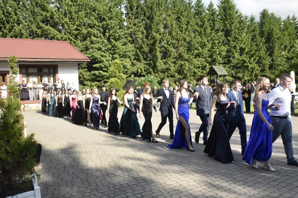 Dnia 12 czerwca odbył się wieczorek klas ósmych. Tego dnia wszyscy uczniowie mieli okazję poczuć się jak gwiazdy na parkiecie, zaczynając od tradycyjnego poloneza. Pięknie ułożone kroki i elegancka atmosfera wprowadziły wszystkich w klimat tej wyjątkowej nocy. Tuż po tanecznym wstępie zabawa rozkręciła się na dobre. DJ zapewnił gorące hity, które porwały wszystkich do tańca. Uczniowie świetnie się bawili, a zdjęcia i filmy stanowią teraz pamiątkę, do której miejmy nadzieję  będą  wracać z uśmiechem przez lata. Wieczorek ósmych klas to nie tylko zabawa, ale także symboliczna chwila pożegnania z Dwójką.
