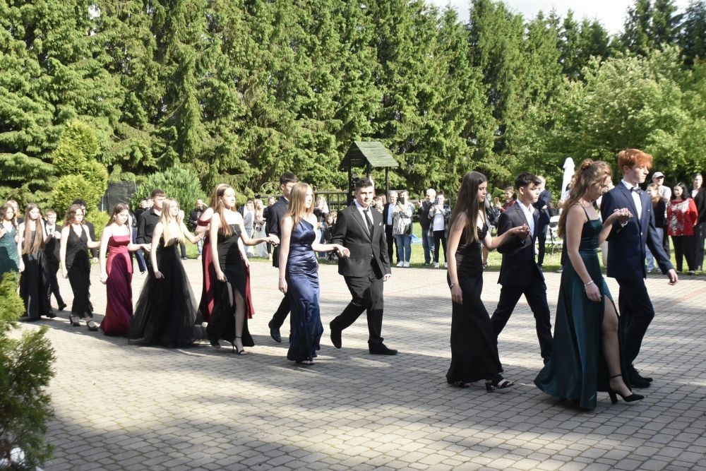 Dnia 12 czerwca odbył się wieczorek klas ósmych. Tego dnia wszyscy uczniowie mieli okazję poczuć się jak gwiazdy na parkiecie, zaczynając od tradycyjnego poloneza. Pięknie ułożone kroki i elegancka atmosfera wprowadziły wszystkich w klimat tej wyjątkowej nocy. Tuż po tanecznym wstępie zabawa rozkręciła się na dobre. DJ zapewnił gorące hity, które porwały wszystkich do tańca. Uczniowie świetnie się bawili, a zdjęcia i filmy stanowią teraz pamiątkę, do której miejmy nadzieję  będą  wracać z uśmiechem przez lata. Wieczorek ósmych klas to nie tylko zabawa, ale także symboliczna chwila pożegnania z Dwójką.