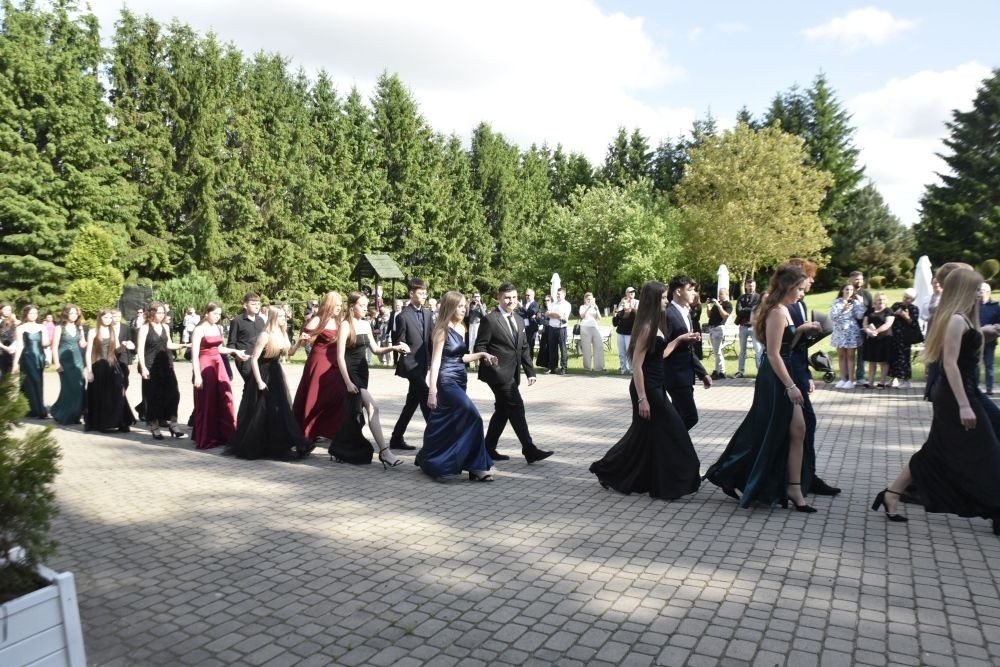 Dnia 12 czerwca odbył się wieczorek klas ósmych. Tego dnia wszyscy uczniowie mieli okazję poczuć się jak gwiazdy na parkiecie, zaczynając od tradycyjnego poloneza. Pięknie ułożone kroki i elegancka atmosfera wprowadziły wszystkich w klimat tej wyjątkowej nocy. Tuż po tanecznym wstępie zabawa rozkręciła się na dobre. DJ zapewnił gorące hity, które porwały wszystkich do tańca. Uczniowie świetnie się bawili, a zdjęcia i filmy stanowią teraz pamiątkę, do której miejmy nadzieję  będą  wracać z uśmiechem przez lata. Wieczorek ósmych klas to nie tylko zabawa, ale także symboliczna chwila pożegnania z Dwójką.