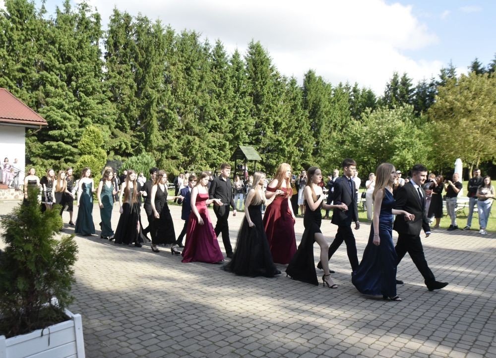 Dnia 12 czerwca odbył się wieczorek klas ósmych. Tego dnia wszyscy uczniowie mieli okazję poczuć się jak gwiazdy na parkiecie, zaczynając od tradycyjnego poloneza. Pięknie ułożone kroki i elegancka atmosfera wprowadziły wszystkich w klimat tej wyjątkowej nocy. Tuż po tanecznym wstępie zabawa rozkręciła się na dobre. DJ zapewnił gorące hity, które porwały wszystkich do tańca. Uczniowie świetnie się bawili, a zdjęcia i filmy stanowią teraz pamiątkę, do której miejmy nadzieję  będą  wracać z uśmiechem przez lata. Wieczorek ósmych klas to nie tylko zabawa, ale także symboliczna chwila pożegnania z Dwójką.