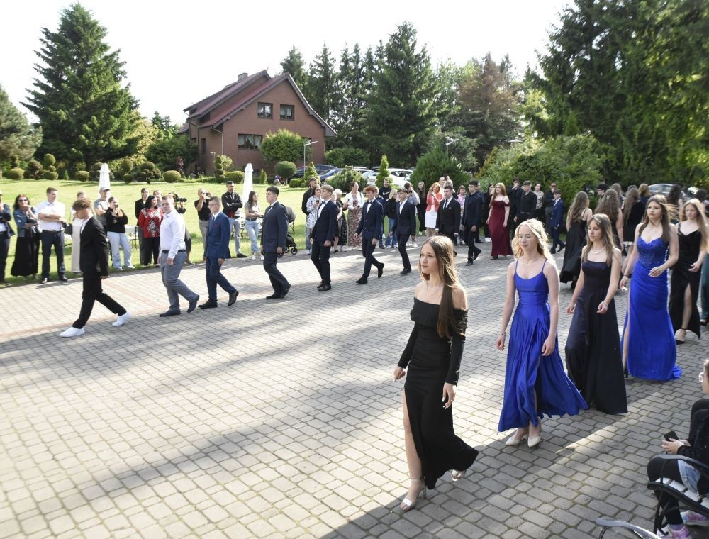 Dnia 12 czerwca odbył się wieczorek klas ósmych. Tego dnia wszyscy uczniowie mieli okazję poczuć się jak gwiazdy na parkiecie, zaczynając od tradycyjnego poloneza. Pięknie ułożone kroki i elegancka atmosfera wprowadziły wszystkich w klimat tej wyjątkowej nocy. Tuż po tanecznym wstępie zabawa rozkręciła się na dobre. DJ zapewnił gorące hity, które porwały wszystkich do tańca. Uczniowie świetnie się bawili, a zdjęcia i filmy stanowią teraz pamiątkę, do której miejmy nadzieję  będą  wracać z uśmiechem przez lata. Wieczorek ósmych klas to nie tylko zabawa, ale także symboliczna chwila pożegnania z Dwójką.
