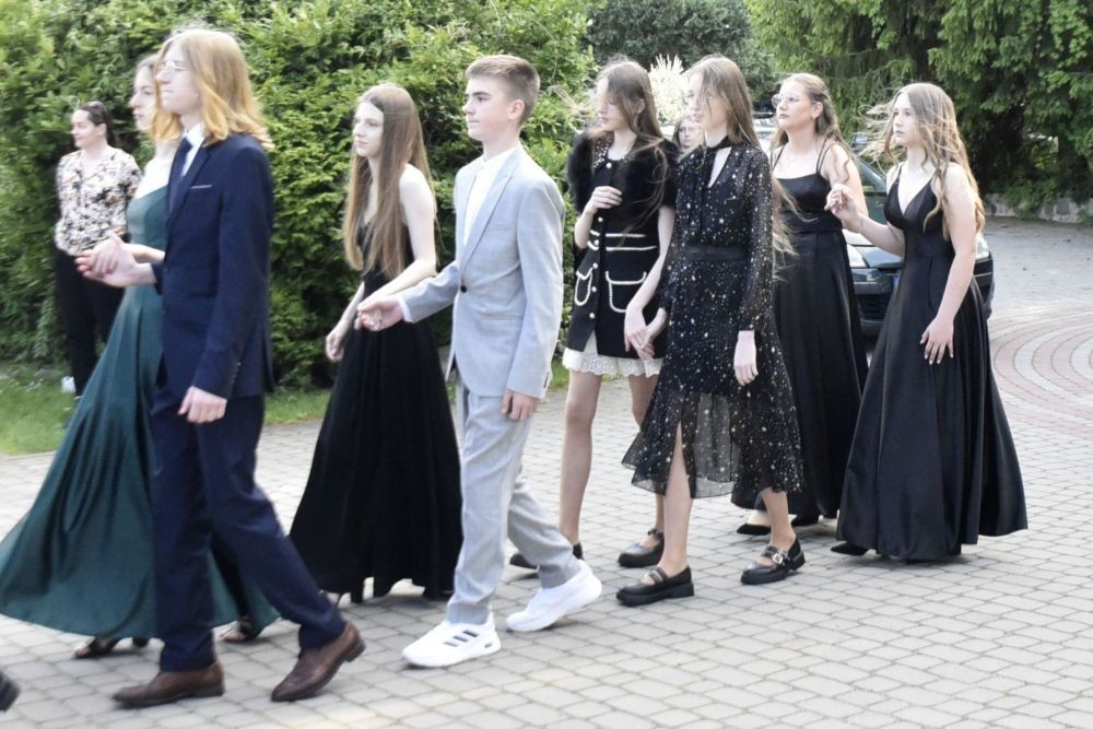 Dnia 12 czerwca odbył się wieczorek klas ósmych. Tego dnia wszyscy uczniowie mieli okazję poczuć się jak gwiazdy na parkiecie, zaczynając od tradycyjnego poloneza. Pięknie ułożone kroki i elegancka atmosfera wprowadziły wszystkich w klimat tej wyjątkowej nocy. Tuż po tanecznym wstępie zabawa rozkręciła się na dobre. DJ zapewnił gorące hity, które porwały wszystkich do tańca. Uczniowie świetnie się bawili, a zdjęcia i filmy stanowią teraz pamiątkę, do której miejmy nadzieję  będą  wracać z uśmiechem przez lata. Wieczorek ósmych klas to nie tylko zabawa, ale także symboliczna chwila pożegnania z Dwójką.