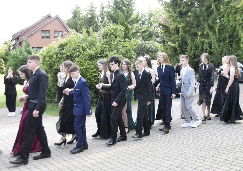 Dnia 12 czerwca odbył się wieczorek klas ósmych. Tego dnia wszyscy uczniowie mieli okazję poczuć się jak gwiazdy na parkiecie, zaczynając od tradycyjnego poloneza. Pięknie ułożone kroki i elegancka atmosfera wprowadziły wszystkich w klimat tej wyjątkowej nocy. Tuż po tanecznym wstępie zabawa rozkręciła się na dobre. DJ zapewnił gorące hity, które porwały wszystkich do tańca. Uczniowie świetnie się bawili, a zdjęcia i filmy stanowią teraz pamiątkę, do której miejmy nadzieję  będą  wracać z uśmiechem przez lata. Wieczorek ósmych klas to nie tylko zabawa, ale także symboliczna chwila pożegnania z Dwójką.