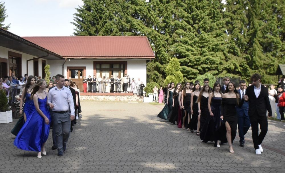 Dnia 12 czerwca odbył się wieczorek klas ósmych. Tego dnia wszyscy uczniowie mieli okazję poczuć się jak gwiazdy na parkiecie, zaczynając od tradycyjnego poloneza. Pięknie ułożone kroki i elegancka atmosfera wprowadziły wszystkich w klimat tej wyjątkowej nocy. Tuż po tanecznym wstępie zabawa rozkręciła się na dobre. DJ zapewnił gorące hity, które porwały wszystkich do tańca. Uczniowie świetnie się bawili, a zdjęcia i filmy stanowią teraz pamiątkę, do której miejmy nadzieję  będą  wracać z uśmiechem przez lata. Wieczorek ósmych klas to nie tylko zabawa, ale także symboliczna chwila pożegnania z Dwójką.