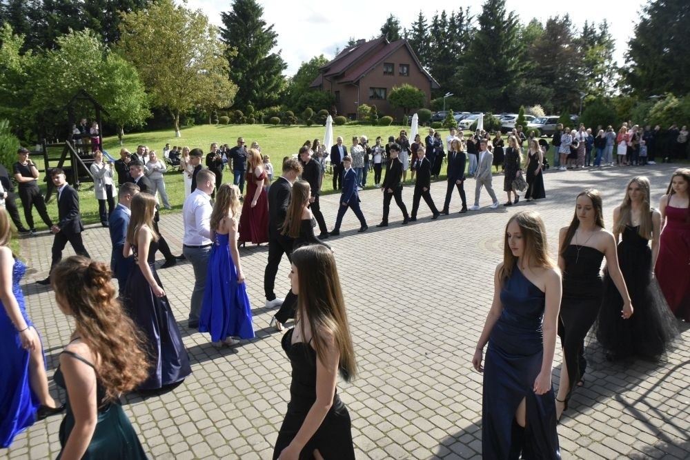 Dnia 12 czerwca odbył się wieczorek klas ósmych. Tego dnia wszyscy uczniowie mieli okazję poczuć się jak gwiazdy na parkiecie, zaczynając od tradycyjnego poloneza. Pięknie ułożone kroki i elegancka atmosfera wprowadziły wszystkich w klimat tej wyjątkowej nocy. Tuż po tanecznym wstępie zabawa rozkręciła się na dobre. DJ zapewnił gorące hity, które porwały wszystkich do tańca. Uczniowie świetnie się bawili, a zdjęcia i filmy stanowią teraz pamiątkę, do której miejmy nadzieję  będą  wracać z uśmiechem przez lata. Wieczorek ósmych klas to nie tylko zabawa, ale także symboliczna chwila pożegnania z Dwójką.