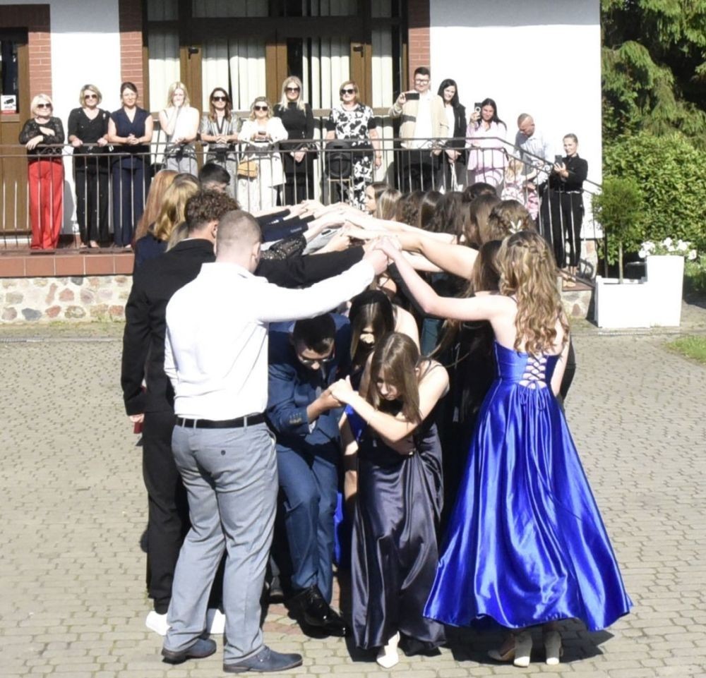Dnia 12 czerwca odbył się wieczorek klas ósmych. Tego dnia wszyscy uczniowie mieli okazję poczuć się jak gwiazdy na parkiecie, zaczynając od tradycyjnego poloneza. Pięknie ułożone kroki i elegancka atmosfera wprowadziły wszystkich w klimat tej wyjątkowej nocy. Tuż po tanecznym wstępie zabawa rozkręciła się na dobre. DJ zapewnił gorące hity, które porwały wszystkich do tańca. Uczniowie świetnie się bawili, a zdjęcia i filmy stanowią teraz pamiątkę, do której miejmy nadzieję  będą  wracać z uśmiechem przez lata. Wieczorek ósmych klas to nie tylko zabawa, ale także symboliczna chwila pożegnania z Dwójką.